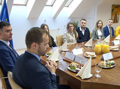 Nadaní študenti raňajkovali a diskutovali s vedením mesta