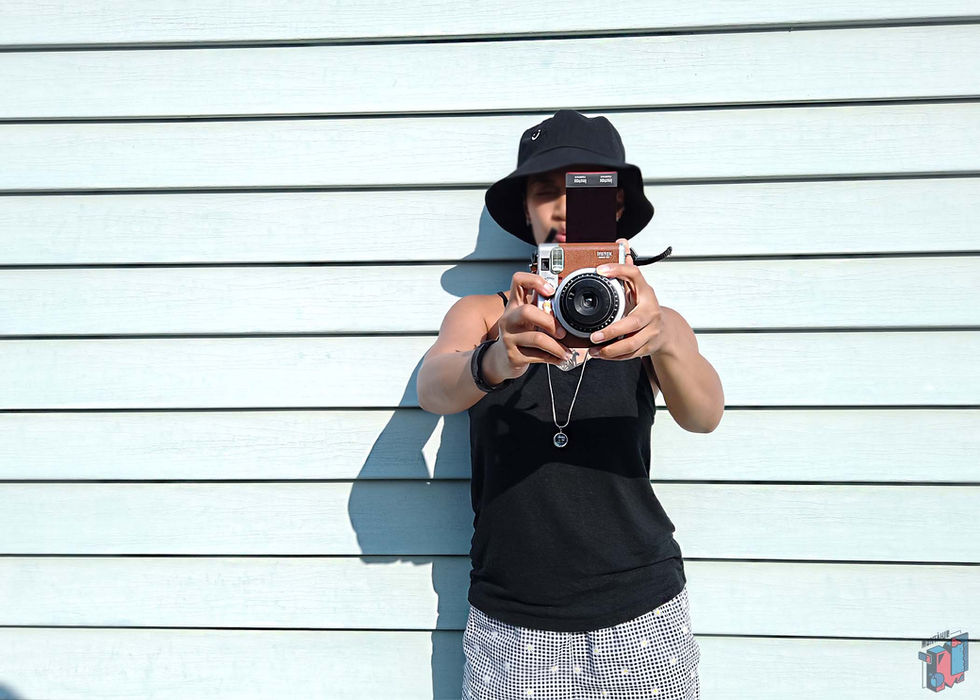 Aluno holding vintage camera