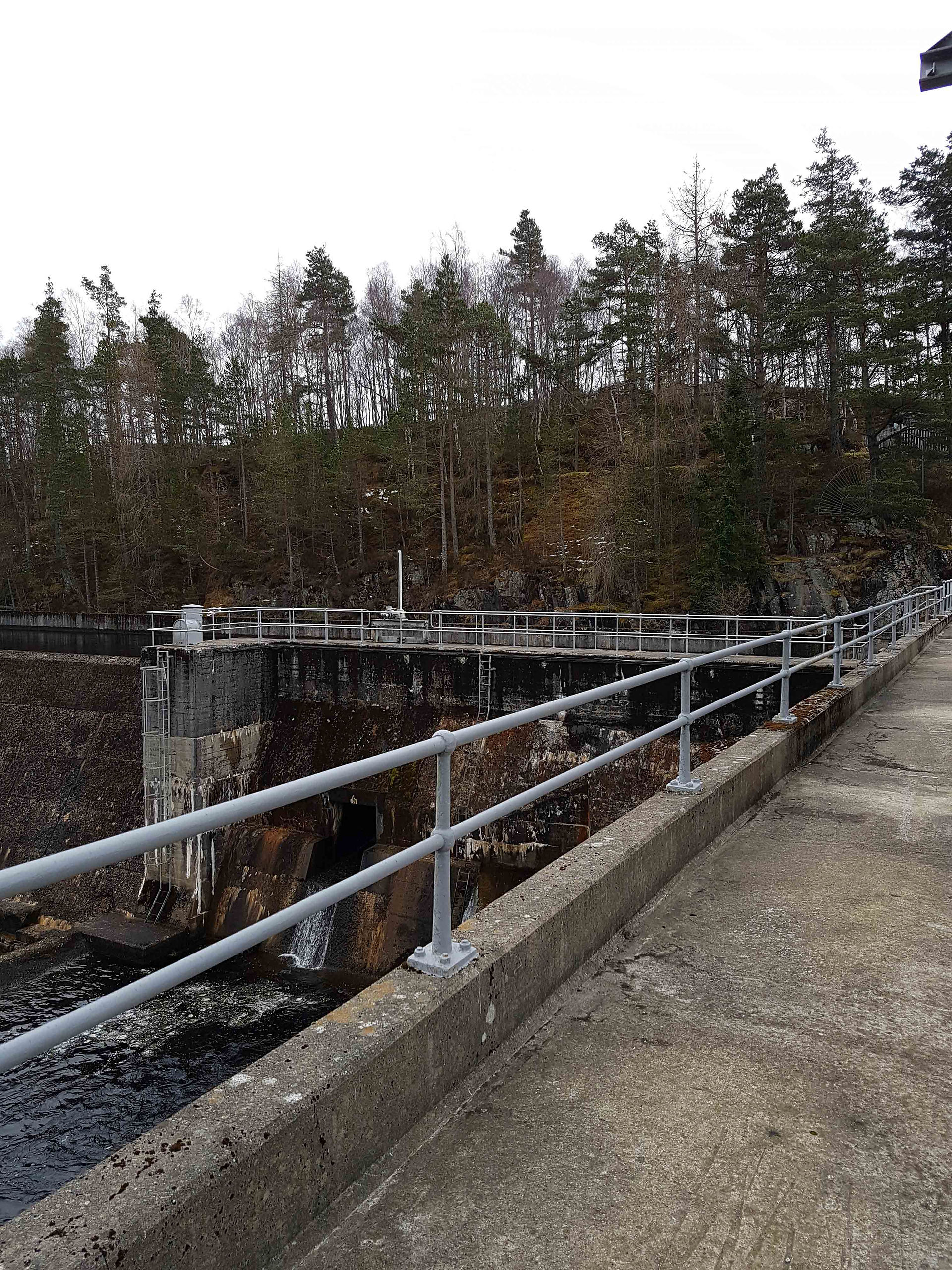 Galvanised ball standard handrail system fitted on a dam's walkway and supplied by Kite group
