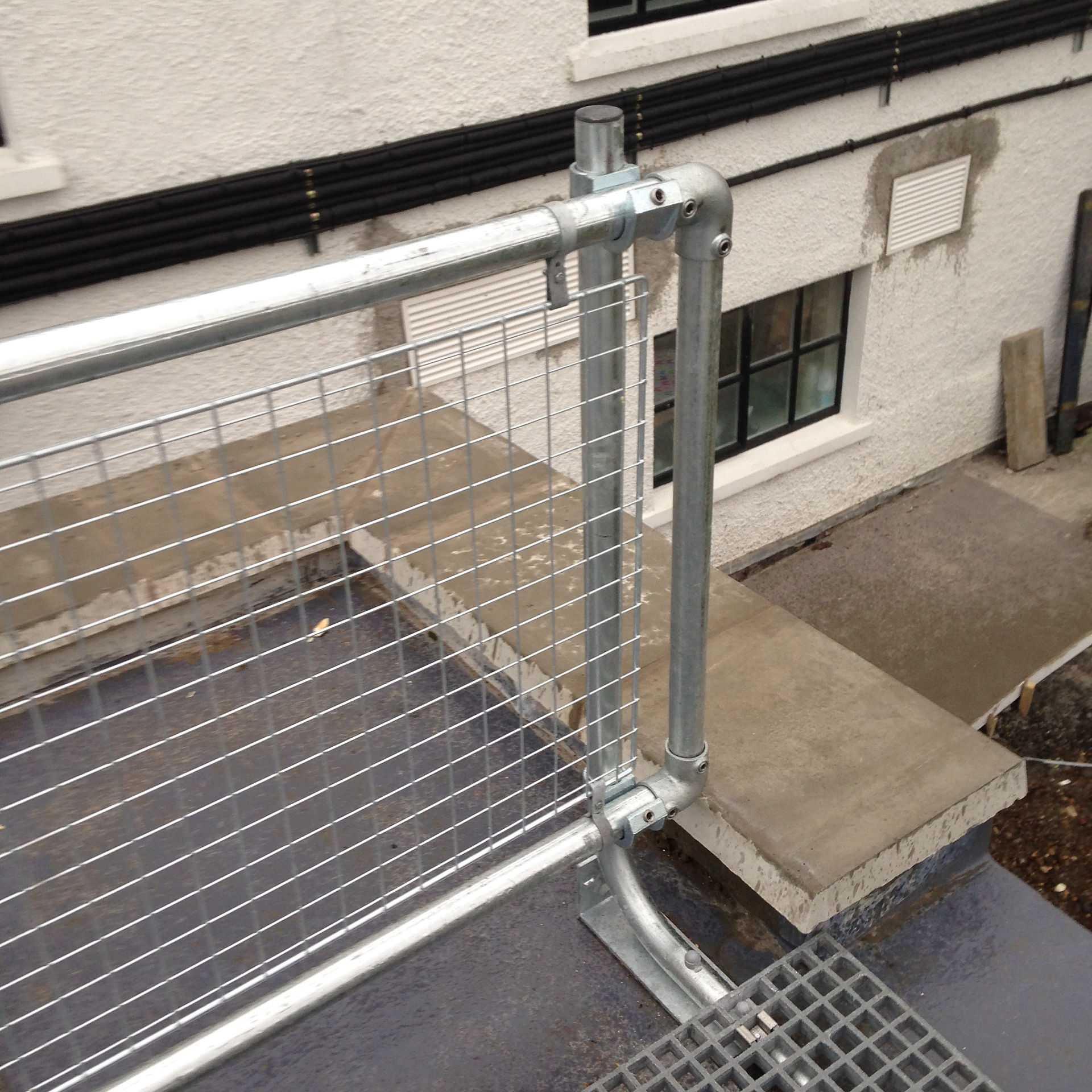 wired mesh panels fitted on handrail system and supplied by Kite group