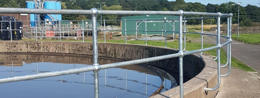 Safety guard rail provided by kite around a sludge tank 