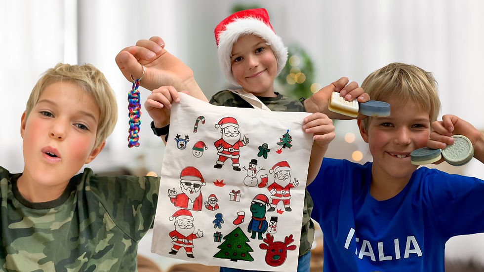 Barn viser julegaver, han har skabt med FabiBoks’ adventskalender – hjemmelavet sæbe, dekoreret mulepose og flettet nøglering.