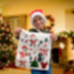 En dreng viser stolt sin mulepose, som han selv har designet med FabiBoks Design selv Juleoutfit.