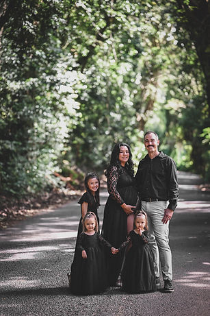 A timeless family moment, captured in the natural beauty of Hawaii. A story of connection, love, and presence — told through light. ハワイの自然に包まれて、家族のかけがえのない瞬間を写し出す。つながり、愛、そして“今”を光で描くストーリー
