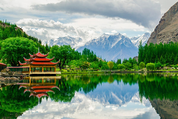 Shangrila,_Lower_Kachura_Lake.jpg