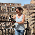 Judith Amtmann-Katz mit Buch auf Reisen