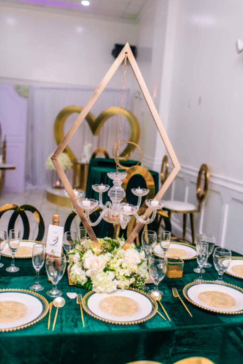 LUX TRIANGLE W/FLOWERS