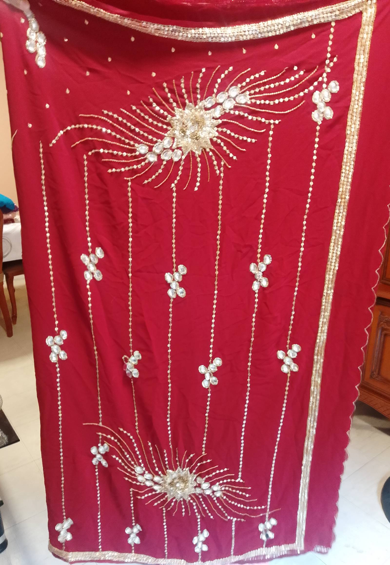 சிவப்பு நிற கல் மற்றும் ஜரிகை வேலைப்பாடு புடவை