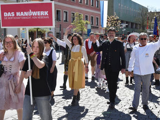 Das Handwerk ist beim beim Volksfesteinzug wieder mit einer starken Truppe präsent.