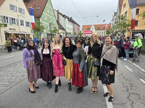 Kreishandwerkerschaft nimmt das erste Mal am Volksfesteinzug teil.