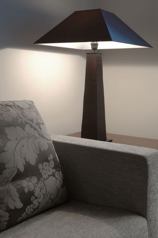 In questo appartamento d’epoca nel centro storico di Milano, lo scopo dell’intervento è stato quello di “vestire”, come un abito su misura, gli spazi interni con arredi dallo stile contemporaneo. Il parquet antico, già esistente, ci ha permesso di valorizzare gli ambienti conferendo maggior carattere all’abitazione. 

Portali rivestiti in legno evidenziano e valorizzano le zone di passaggio mentre grandi pareti accolgono quadri d’arte moderna. Arredi, tendaggi dai tessuti neutri, quasi impalpabili e mobili customizzati con legni preziosi, conferiscono alla casa un valore aggiunto.