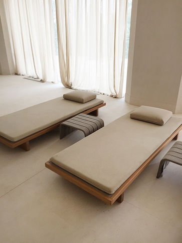 "La Dominante”, villa che domina le colline dell’ Oltrepo’ pavese è diventata famosa anche grazie al film "Il capitale umano “ diretto dal noto regista Paolo Virzì.
L’intero progetto di interior design si sviluppa sui tre piani con una splendida piscina interna con annesso hammam e spa. Importanti arredi d’antiquariato francese si integrano con le preziose boiserie dipinte a mano dai colori naturali che conferiscono ulteriore carattere all’ architettura.
L’ingresso principale è caratterizzato dai grandi lampadari e applique in metallo disegnati dal nostro studio esclusivamente per la villa. Attraversando gli altri ambienti si trova il perfetto connubio tra arredi d’epoca e iconici pezzi di design come il tavolo da pranzo di Piet Hein Eek.
I pregiati tessuti di Loro Piana vestono letti e chaises longues realizzati a mano dai nostri artigiani.
Minimalismo, rigore, linee pulite; la zona relax cambia look senza rinunciare al calore dei tessuti in nuance che vanno dal sabbia all’ecrù.