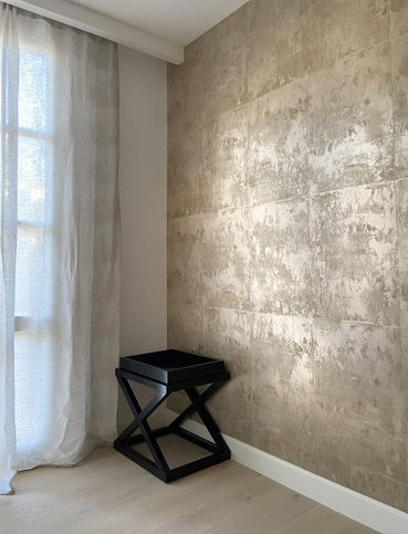 An apartment by the sea where the dining area hosts a strictly custom-made kitchen designed to have a strong character, highlighted by the texture of tropical wood combined with dark wood. Mirrors amplify the light, giving added value to the environment, such as the choice of the pendant lamp on the table, gold in color, with a soft shape and contemporary style.

The living room is a large, bright space, with neutral and natural colors such as the fabrics and the large carpet in coarsely worked rope, to emphasize the marine theme...

The same theme, but with a more decorative accent, for the sleeping area: a wallpaper with a blue/green background with mermaids and colored starfish.
Almost three-dimensional geometries for the wallpaper embrace a white and minimalist canopy bed. Other elements such as the mobile bar, designed by the studio, in arboric wood, the baskets in natural fiber, velvet poufs, complete the project making the spaces welcoming and convivial.