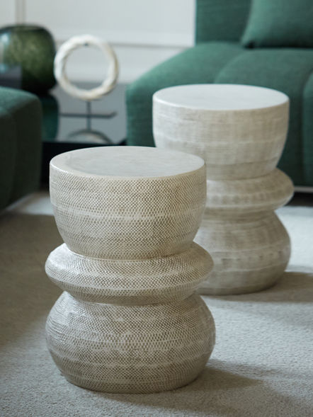 La luce naturale è stato il focus del progetto, ma anche la capacità di rendere più soffusa la zona notte di questo grande appartamento con carte da parati scure dai dettagli metallizzati per un grande effetto scenografico, tessuti contemporanei e preziosi, arredi progettati e realizzati su misura.

I differenti materiali sono in dialogo tra loro, come il marmo Silver wilde che sorprende con le sue caratteristiche venature e i legni pregiati come la radica tinta. Le boiserie, oltre ad arricchire le pareti con la loro raffinata presenza, creano nuovi volumi. 

I bagni si differenziano uno dall'altro per scelte di materiali, carte da parati e arredi che vanno a personalizzare ogni singolo dettaglio.
A completamento del progetto, la scelta illuminotecnica di alta gamma, permette di creare infinite atmosfere da vivere in differenti situazioni.