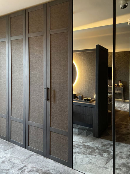 La luce naturale è stato il focus del progetto, ma anche la capacità di rendere più soffusa la zona notte di questo grande appartamento con carte da parati scure dai dettagli metallizzati per un grande effetto scenografico, tessuti contemporanei e preziosi, arredi progettati e realizzati su misura.

I differenti materiali sono in dialogo tra loro, come il marmo Silver wilde che sorprende con le sue caratteristiche venature e i legni pregiati come la radica tinta. Le boiserie, oltre ad arricchire le pareti con la loro raffinata presenza, creano nuovi volumi. 

I bagni si differenziano uno dall'altro per scelte di materiali, carte da parati e arredi che vanno a personalizzare ogni singolo dettaglio.
A completamento del progetto, la scelta illuminotecnica di alta gamma, permette di creare infinite atmosfere da vivere in differenti situazioni.