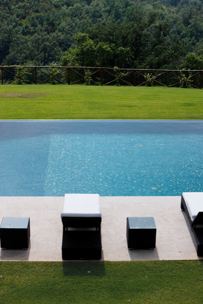 Immersa nella campagna toscana, il carattere dell’edificio è stato mantenuto nel rispetto dell’architettura rurale, come desiderava il committente, gli spazi interni sono stati reinterpretati articolando ambienti razionali a eclettici, che combinano materiali locali a elementi di arredi su misura. Gli spazi sono permeati da colori e da suggestioni naturali del luogo. 

Attraverso grandi aperture, soffitti altissimi e travi di legno a vista la luce naturale scalda l’intero ambiente.
Il progetto decorativo si basa sulla fusione di arredi dal sapore rustico ed elegante accostati a complementi e oggetti antichi scovati nei mercati dell’antiquariato. 

Pietra locale, legni e metalli grezzi incontrano tessuti naturali e preziosi resi unici dalla sapiente manodopera dei nostri artigiani. 
La piscina, dallo stile contemporaneo, si fonde perfettamente con la natura tipica della Maremma.
