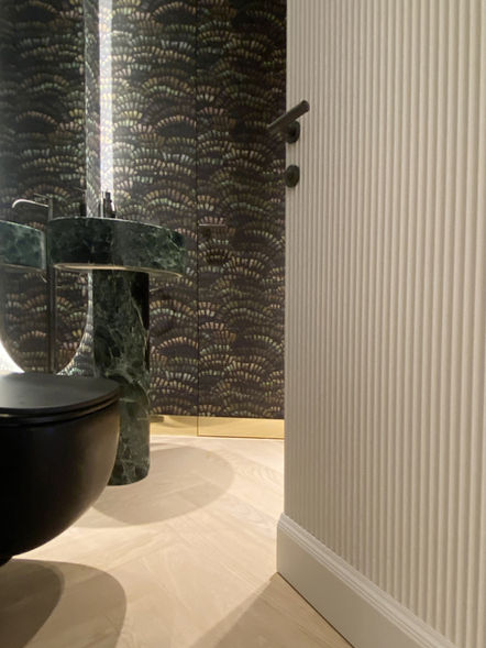 La luce naturale è stato il focus del progetto, ma anche la capacità di rendere più soffusa la zona notte di questo grande appartamento con carte da parati scure dai dettagli metallizzati per un grande effetto scenografico, tessuti contemporanei e preziosi, arredi progettati e realizzati su misura.

I differenti materiali sono in dialogo tra loro, come il marmo Silver wilde che sorprende con le sue caratteristiche venature e i legni pregiati come la radica tinta. Le boiserie, oltre ad arricchire le pareti con la loro raffinata presenza, creano nuovi volumi. 

I bagni si differenziano uno dall'altro per scelte di materiali, carte da parati e arredi che vanno a personalizzare ogni singolo dettaglio.
A completamento del progetto, la scelta illuminotecnica di alta gamma, permette di creare infinite atmosfere da vivere in differenti situazioni.