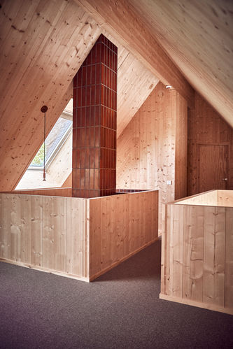 braskamin-kamin-öppen-spis-trähus-arkitekt-ritat-hus-kakelugn-övervåning-skorsten