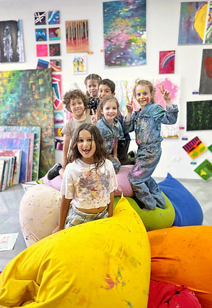 ילדים בחוג של ממלכת הצבעים