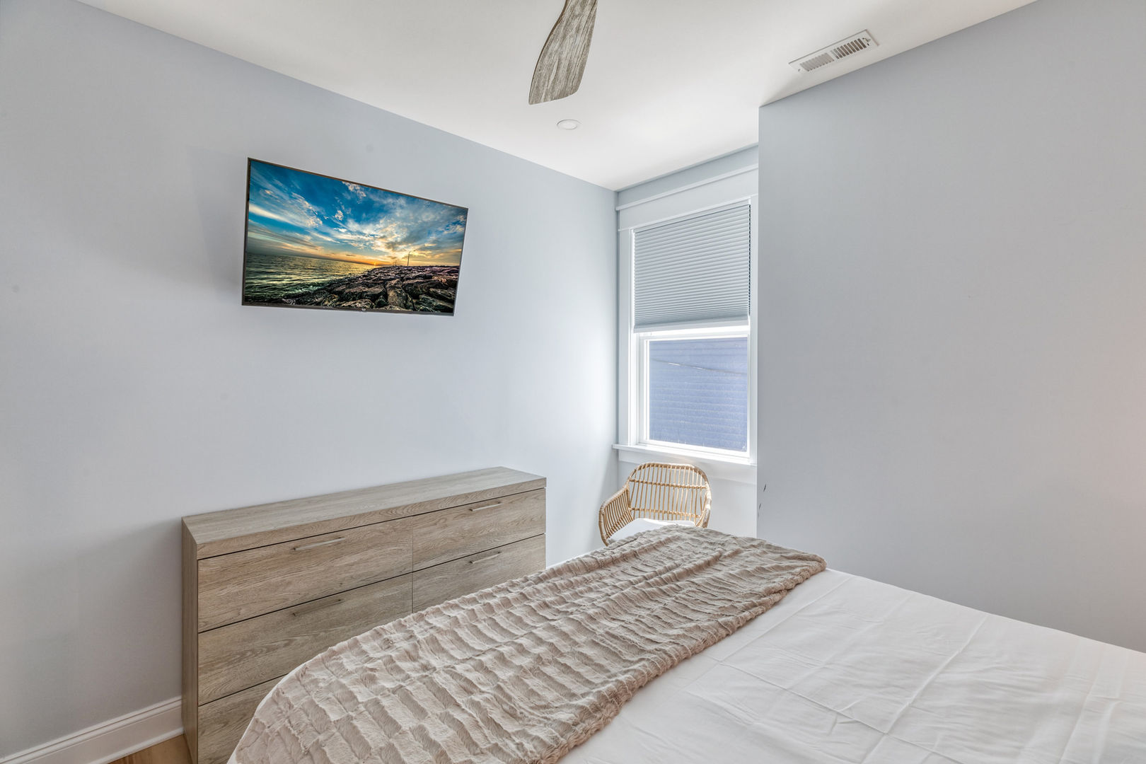 Secondary bedroom queen.jpg