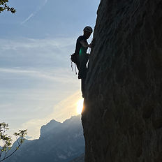 Person klettert am Felsen den Berg hoch