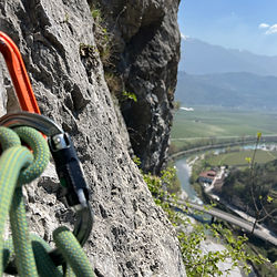 Kletterkarabiner weit oben im Felsen