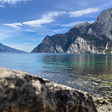 Wasser mit Begen im Hintergrund