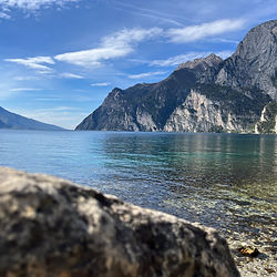 Wasser mit Begen im Hintergrund