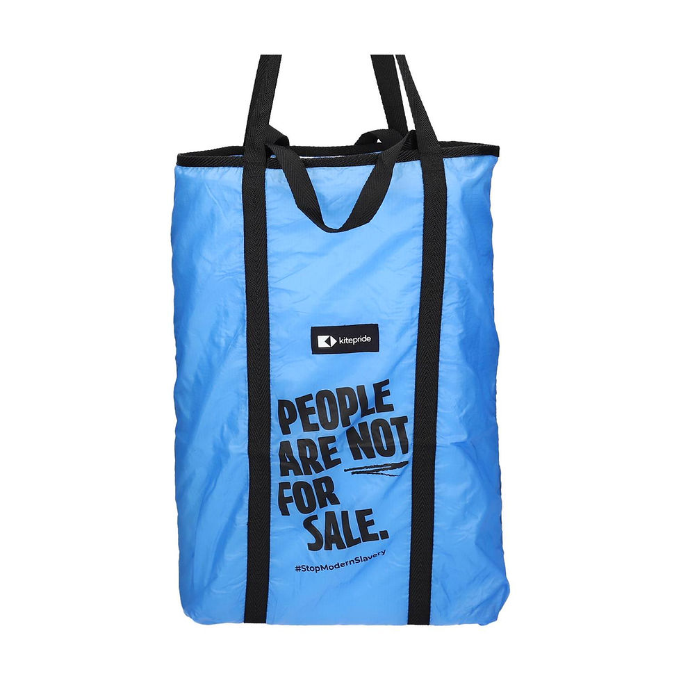 Blaue Einkaufstasche aus upgecyceltem Fallschirm mit schwarzem Aufdruck, Vorderansicht