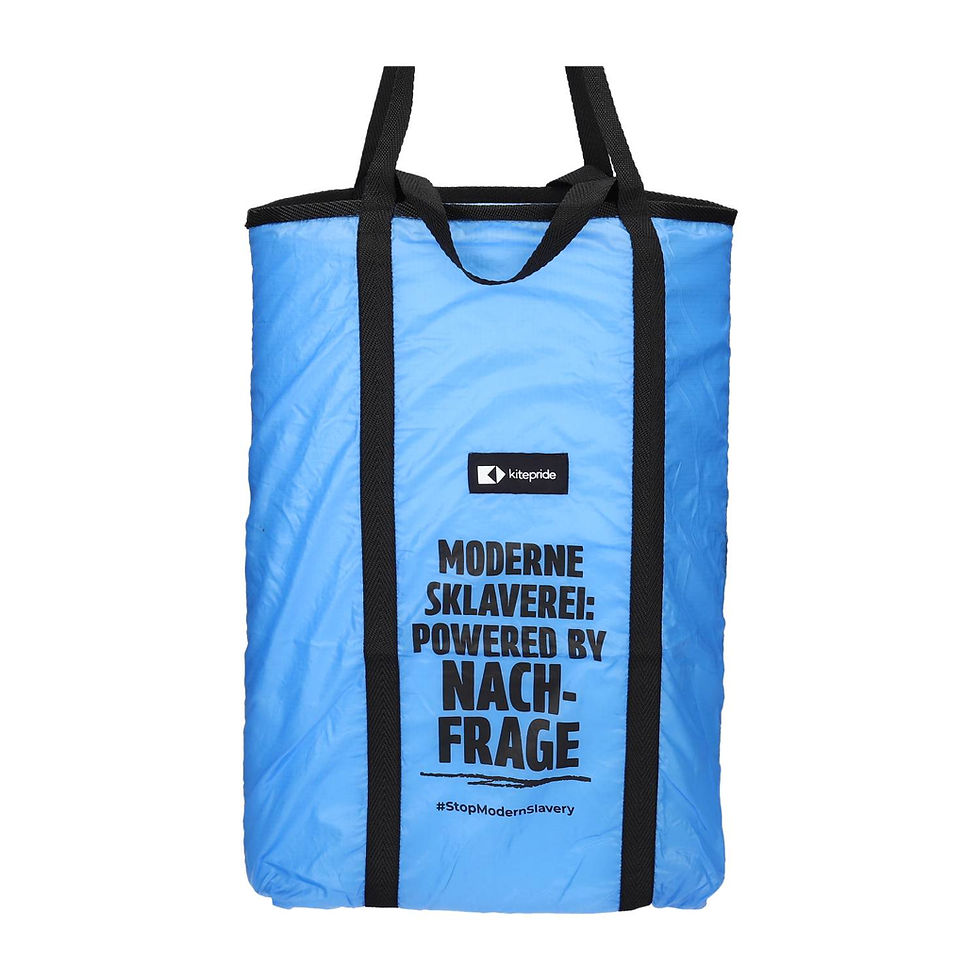 Himmelblaue Einkaufstasche mit schwarzem Aufdruck ‚Moderne Sklaverei: powered by Nachfrage‘, Vorderansicht