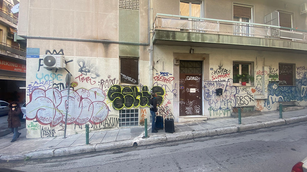 Tabea Oppliger vor einer verschlossenen Tür in Jerusalem.