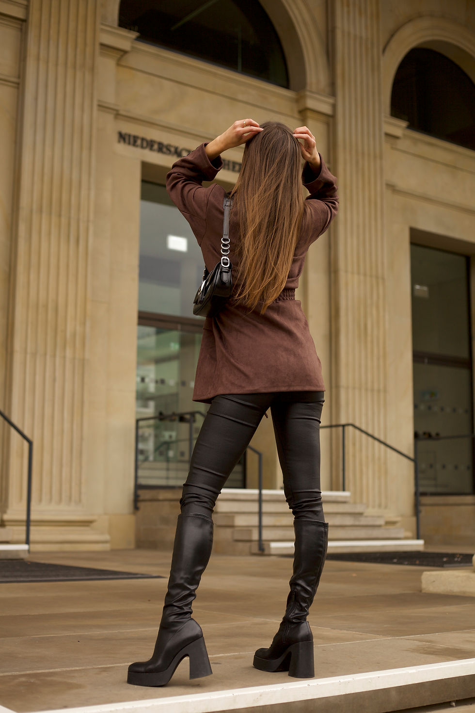 Miniaturbild: Dunkelbrauner Wildleder-Blazer mit Taillenraffung