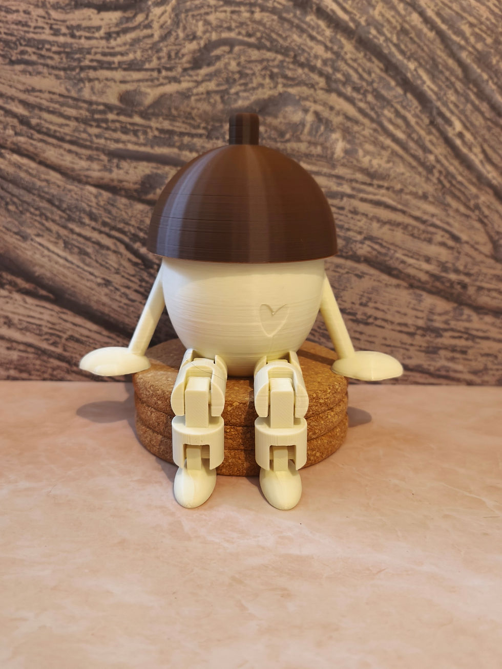 Zweifarbiger Eichel Kantenhocker mit beweglichen Beinen aus 3D-Druck in Beige und Dunkelbraun als herbstliche Dekoration.