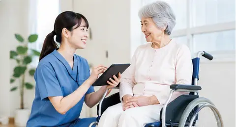 法人スマホを利用する訪問介護スタッフ