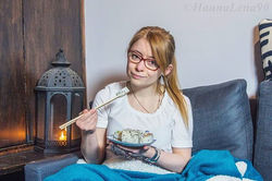 Gemütlich im Schlafanzug auf dem Sofa si