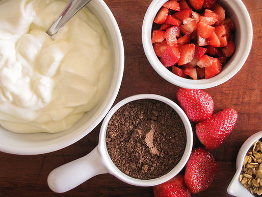 Creme de iogurte com morango e granola