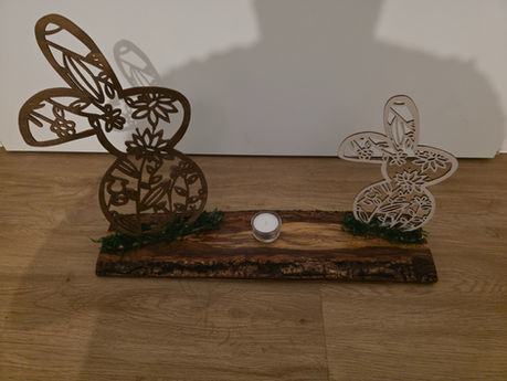 Dekorative Hasenfigur auf Holzsockel als Osterdeko