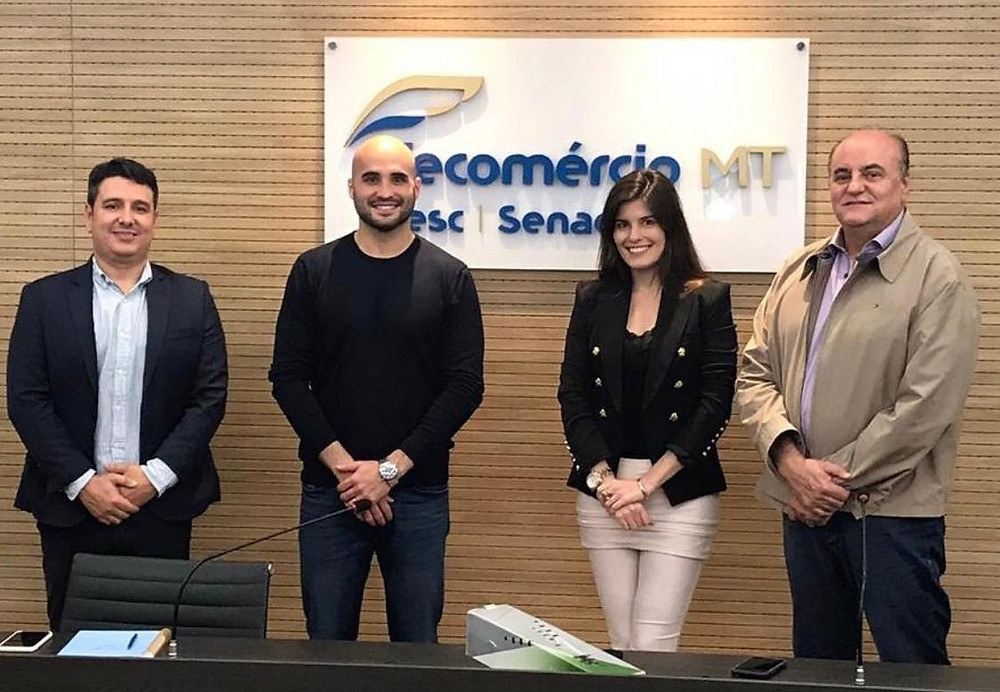 Da esquerda para a direita: Igor Cunha e Paulo Esteves, respectivamente, diretor e presidente da Acomac - MT; Daniele Alonso, diretoria de Relações Internacionais da Anamaco e José Wenceslau de Souza Júnior, Presidente do Sindcomac - MT.