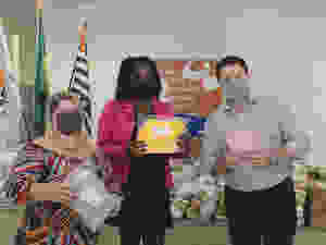 Da esquerda para a direita: Nilda Klettemberg, gerente executiva da Acomac de Campinas e região (SP), Eliane Jocelaine Pereira, secretária de Assistência Social, Pessoa com Deficiência e Direitos Humanos da prefeitura de Campinas e Ricardo Pertile Neto, presidente da Acomac de Campinas e região.