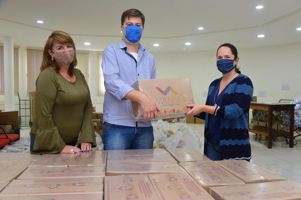 Da esquerda para a direita, Rita Marcia Grisotti e Carlos Eduardo Favaro, respectivamente gerente executiva e presidente da Acomac Jundiaí e região (SP), acompanhados por Vanessa Machado, diretora do Fundo Social de Solidariedade de Jundiaí.