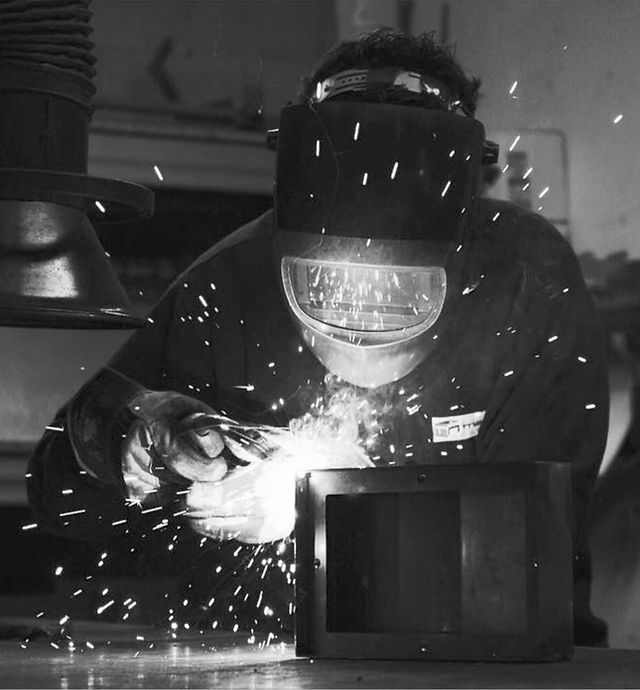 Trabajador de la empresa Mayder soldando un prototipo