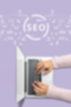 Imagen representativa de persona optimizando el seo de una web para google