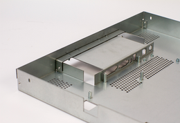 chasis para PC realizada en chapa galvanizada trabajada con punzonadora, plegada, insertada y reblonada, diseñada para una maquina de rayos X por la empresa Mayder.