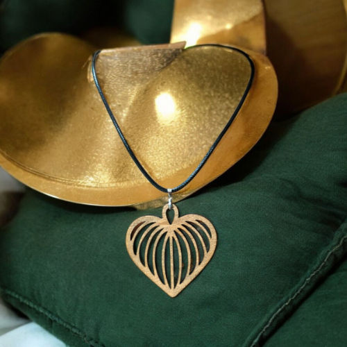 Collana a forma di cuore intagliata in legno
