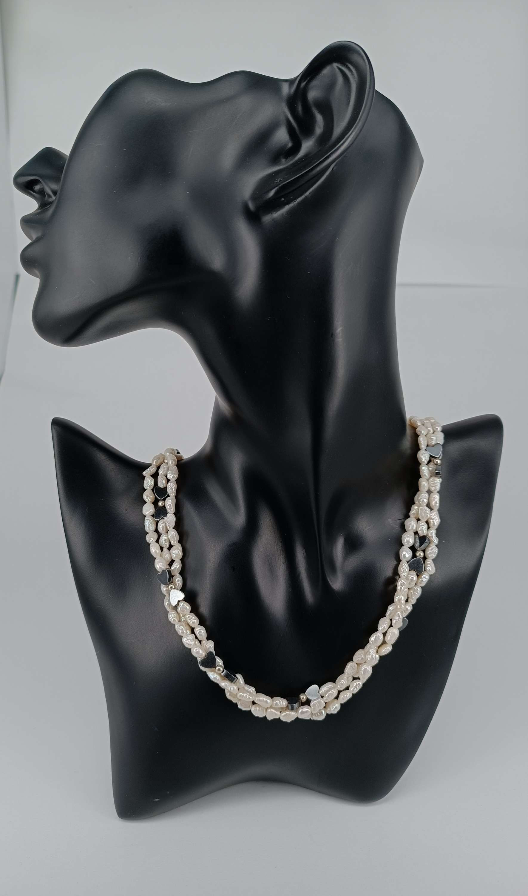 Perlenkette mit herzförmigen Onyxsteinen und Armband