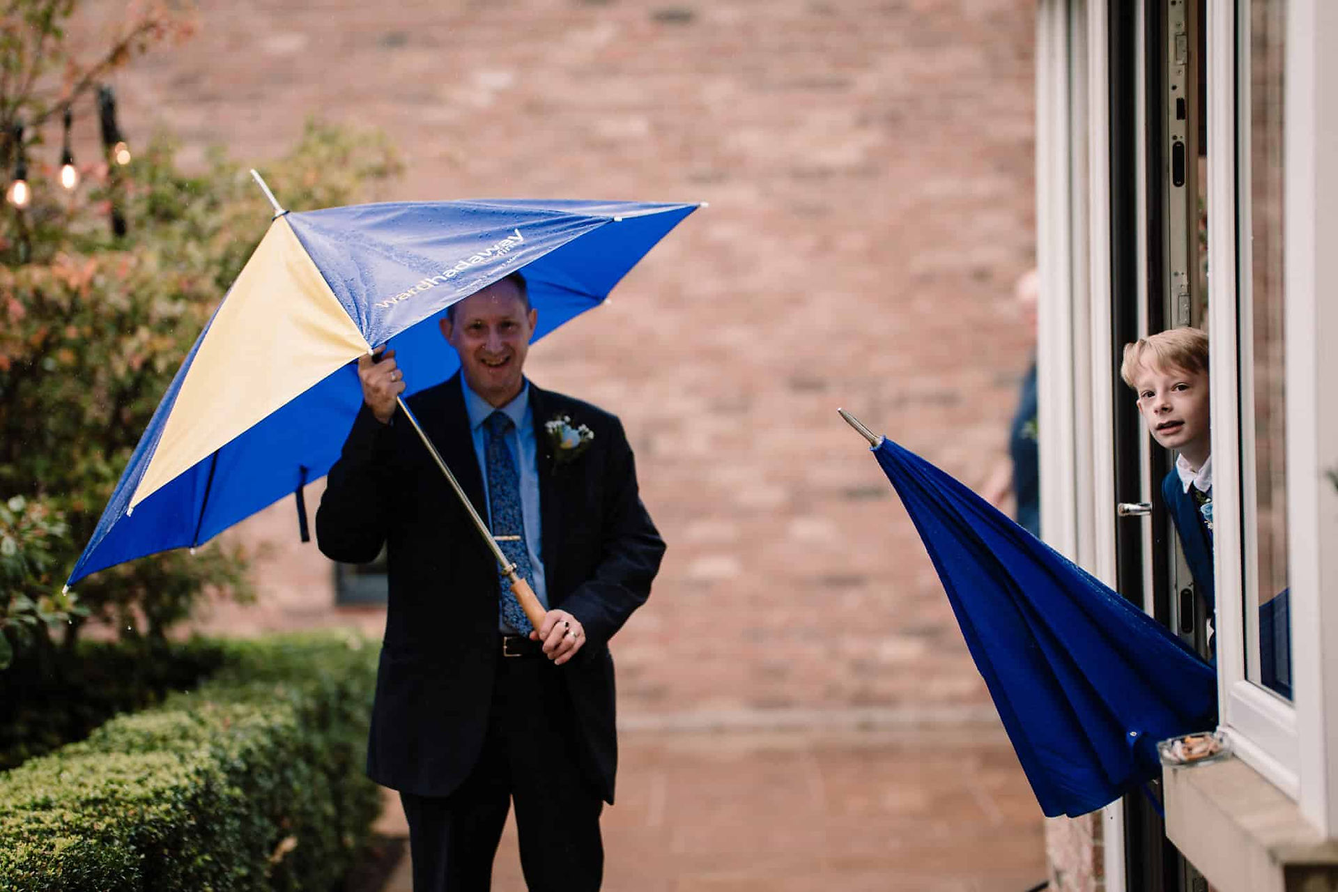 wedding guests in rain at the hidden oak wedding venue stockton