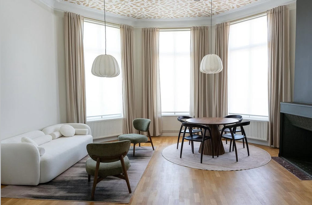 Canapé sur mesure en tissu bouclé réalisé par TUKASSA pour un projet professionnel à Paris