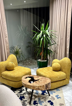 Canapé et fauteuil sur mesure en tissu bouclé beige ainsi que jaune réalisé par TUKASSA pour un projet résidentiel