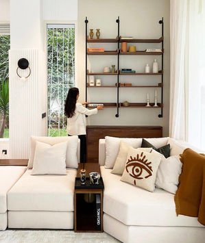 Canapé sur mesure en tissu bouclé beige réalisé par TUKASSA pour un projet résidentiel