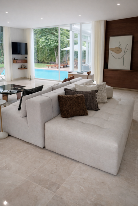 Canapé sur mesure en tissu bouclé beige réalisé par TUKASSA pour un projet résidentiel